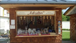 Devotionalienstände am Kirchplatz