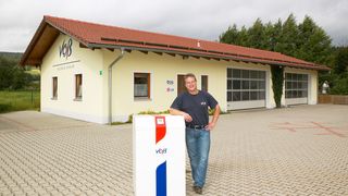 Firmengebäude mit Geschäftsführer Peter Voß