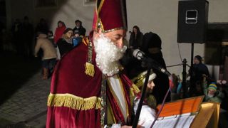 Nikolauseinzug auf dem Dorfplatz und Weihnachtsmarkt