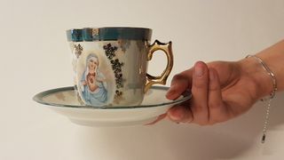 Tasse mit Hand 6.11.24 ©MarialuiseSegl.png
