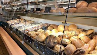Verkaufstheke Bergmann in Bispingen mit frischen Broten, Brötchen und Kuchen in einer traditionellen Bäckerei.