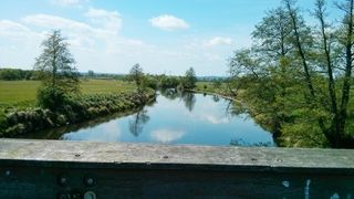 Weiße Brücke über Regen