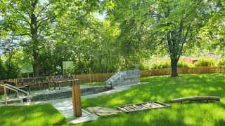 Kneippbecken mit Barfußweg.jpg