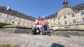 Wanderer vor Schloss Tambach