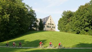 Radfahrer am Schloss Rosenau