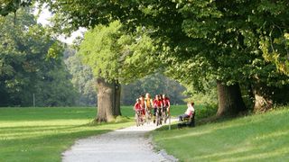 Radfahrer im Schlosspark Rosenau