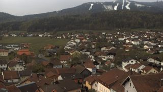 Blick über die Dächer des staatl. anerkannten Erholungsortes Neukirchen b.Hl.Blut zu unserem Hausberg, den Hohenbogen
