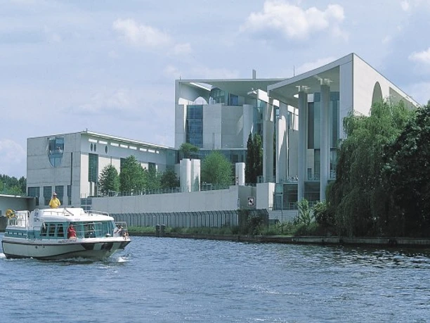 Vor dem Bundeskanzleramt