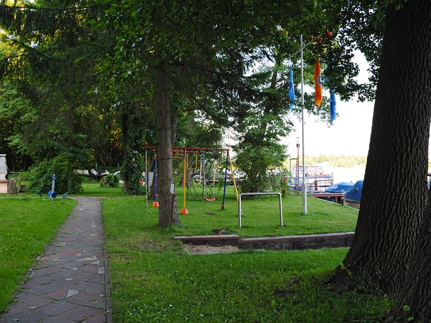 Motorsportclub Stienitzsee Petershagen - Grillplatz, Spielplatz und viel Grün an Land © Christin Drühl