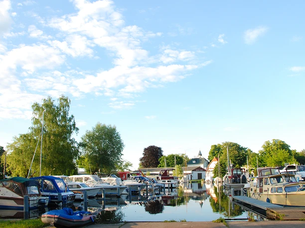 Yachthafen Schmöckwitz - Großes Hafenbecken mit Bungalows am Ufer © Christin Drühl