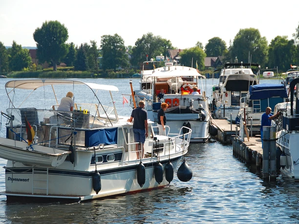 Yachthafen Scheunhornweg - bequemes Anlegen am Kopfsteg - © Christin Drühl