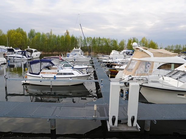 Marina Havelauen - jeder Liegeplatz mit Stromanschluss © Christin Drühl