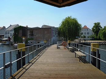 Neustädtisches Wassertor - 2 Anleger links und rechts der Brücke © Christin Drühl