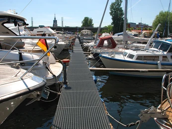 Marina am Tiefen See - Steg mit Stromsäulen - © Christin Drühl
