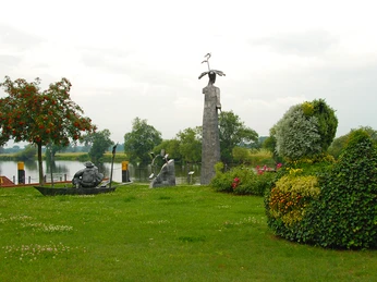 Anlegestelle Premnitz - mit Metall- und Blumenskulpturen © Christin Drühl