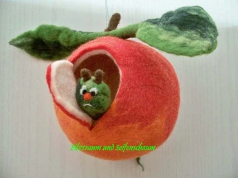Dekoration aus Filz - Apfelhäuschen mit Made © Filztraum und Seifenschaum
