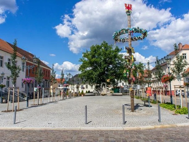 Marktplatz mit Maibaum