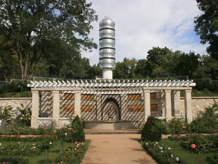 Friedenswarte und Muschelgrotte © STG