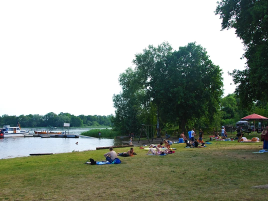 Fischrestaurant "Strandgut" - Baden, Eis und Fisch essen am Hohennauener See © Christin Drühl