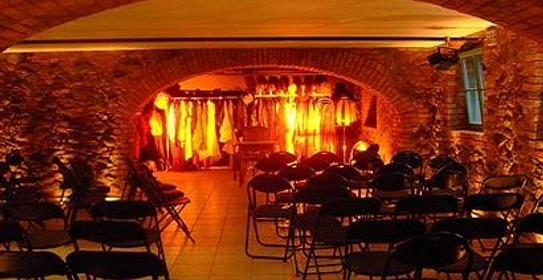 Das THEATERuntendrunter