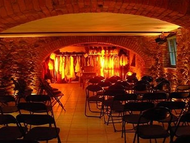 Das THEATERuntendrunter