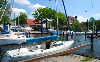 Yachtclub Berlin-Grünau e.V. - Hafenanlage mit Vereinshaus © Christin Drühl