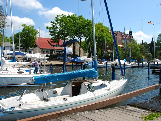 Yachtclub Berlin-Grünau e.V. - Hafenanlage mit Vereinshaus © Christin Drühl