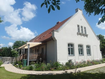Schlossremise Steinhöfel - Blick aus dem Garten auf die Terrasse