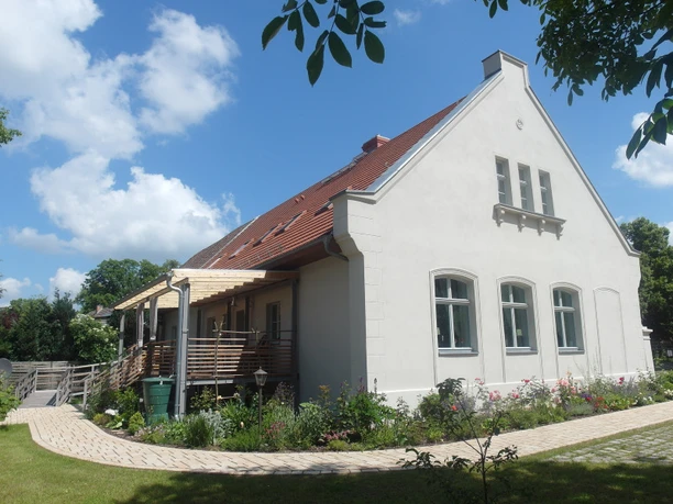 Schlossremise Steinhöfel - Blick aus dem Garten auf die Terrasse