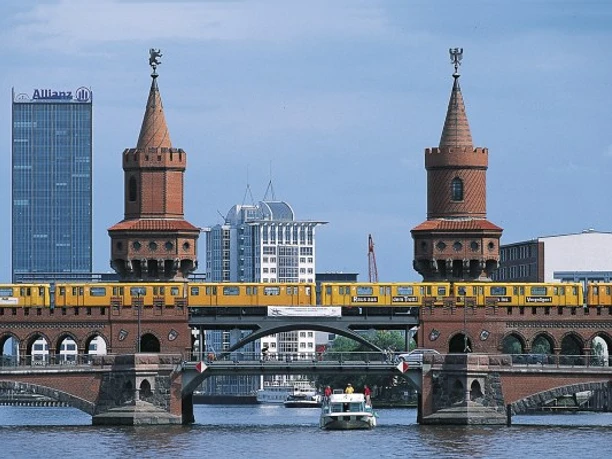 Mit dem Boot durch die Wassermetropole Berlin - Rundtour, auf der Spree