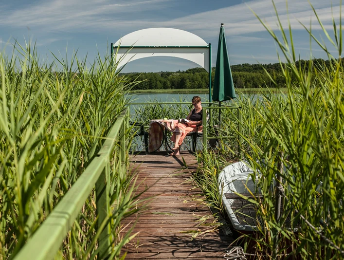 Blick vom Chalet auf den hauseigenen Badesteg