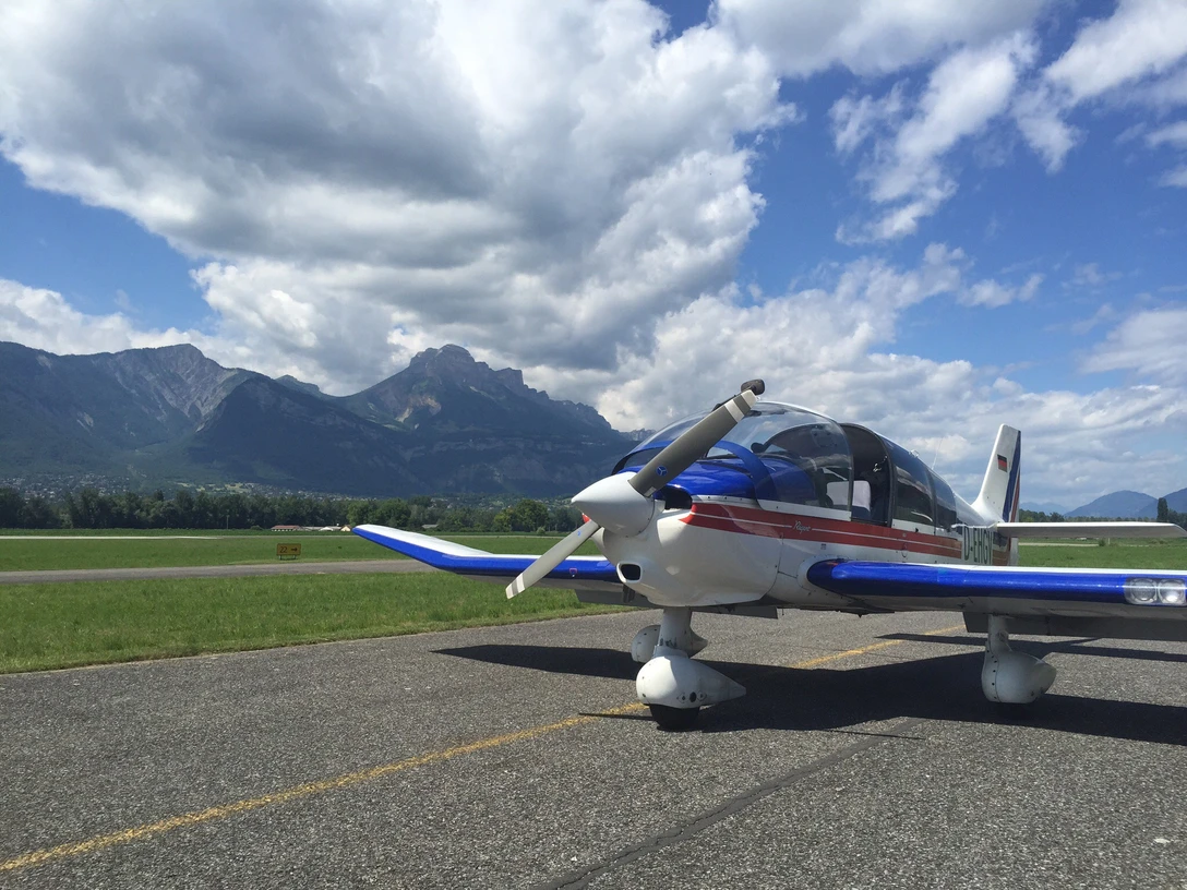 Flugschule "Hans Grade" - Ausbildungsflugzeug Robin400 DEHGV
