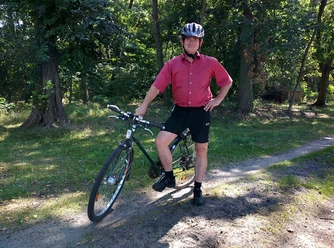 Der grüne Lutz mit Fahrrad und Helm