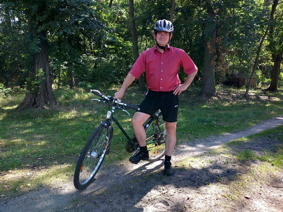 Der grüne Lutz mit Fahrrad und Helm