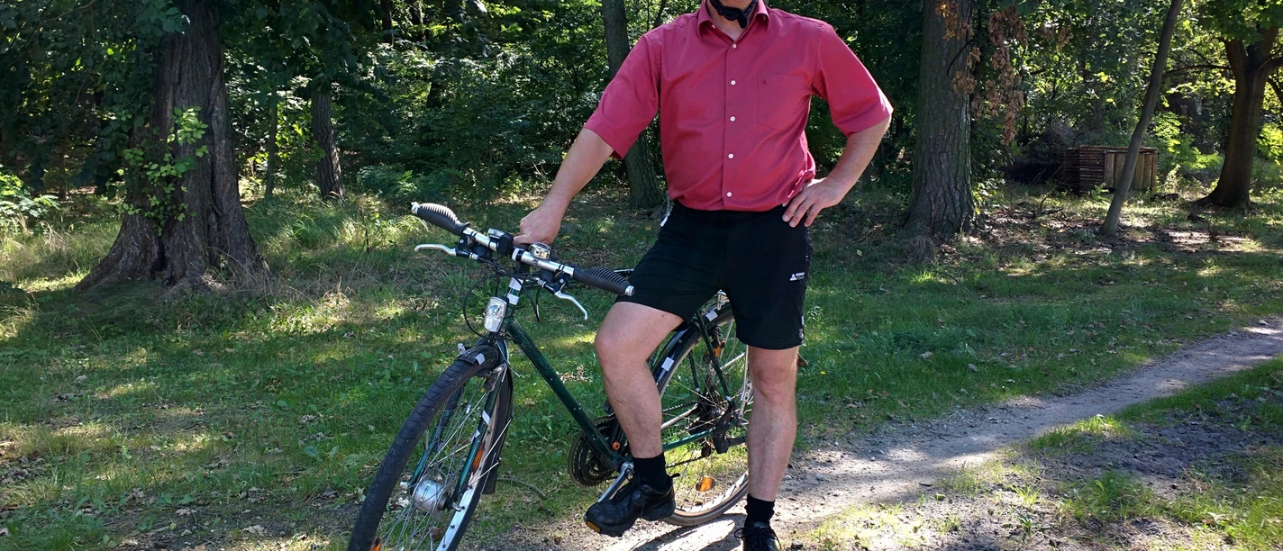 Der grüne Lutz mit Fahrrad und Helm