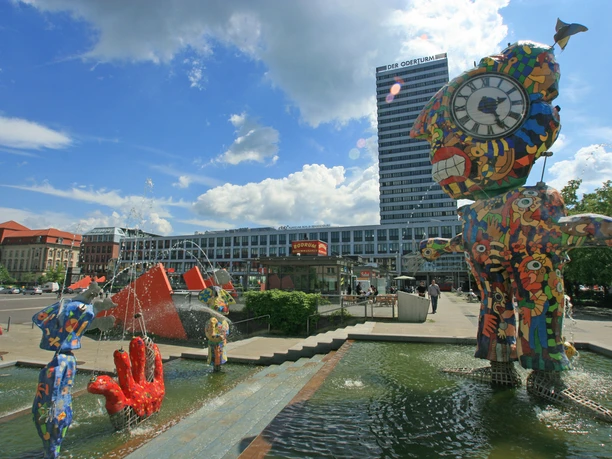Der Brunnenplatz, im Hintergrund der Oderturm