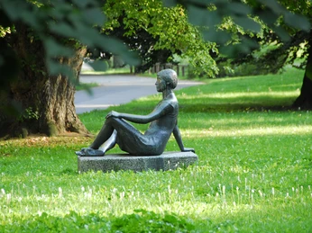 "Große Sitzende" im Lennépark in Frankfurt (Oder)