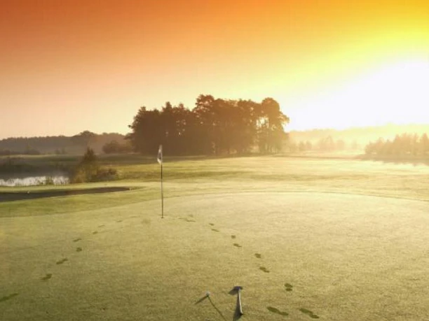 Sonnenaufgang am Golfplatz