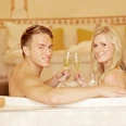 Pärchen mit Sektglas im Bad der Sinne - The Lakeside Burghotel zu Strausberg - Prinzmediaconcept