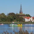 Blick über die Havel auf die Dorfkirche Geltow