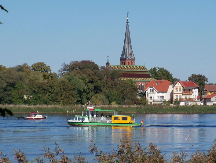 Blick über die Havel auf die Dorfkirche Geltow