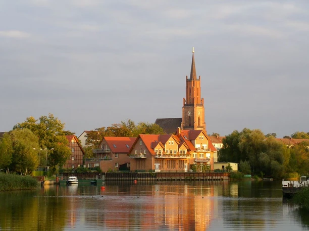 Blick von der Havel auf die Altstadt von Rathenow