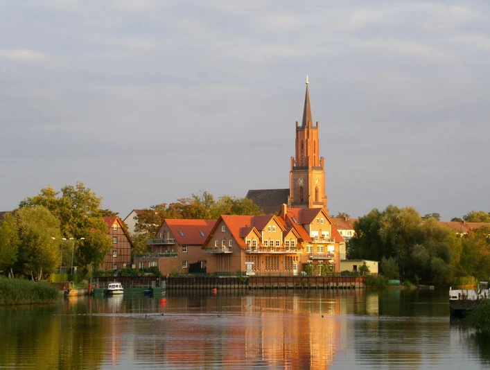 Blick von der Havel auf die Altstadt von Rathenow