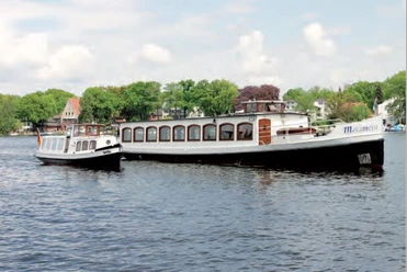 Salonschiff "Metamera" und Hafenbarkasse "Ursel"