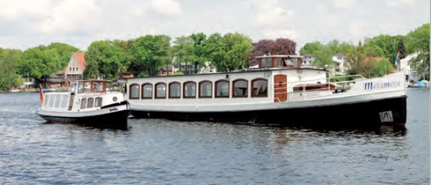 Salonschiff "Metamera" und Hafenbarkasse "Ursel"