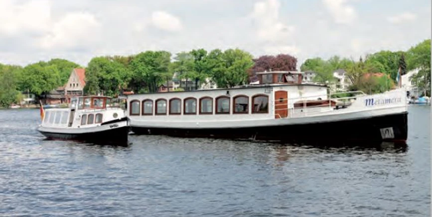 Salonschiff "Metamera" und Hafenbarkasse "Ursel"