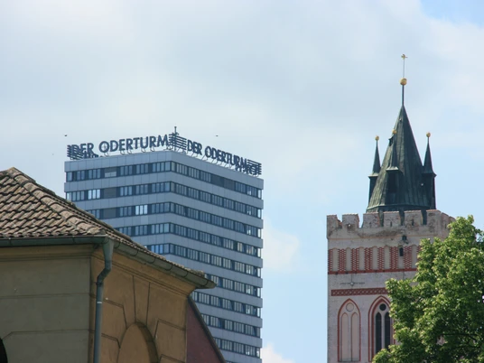 Der Oderturm und der Turm der Marienkirche