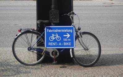 Wegweiser zur Fahrradvermietung Cityrad-Rebhan © TMB-Fotoarchiv/Kolbmüller