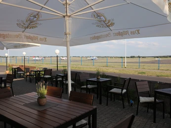 Terrasse des Restaurants Doppeldecker in Strausberg