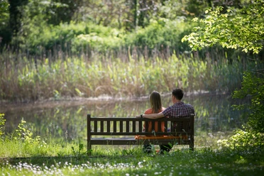Bank am Wasser im Schlosspark Ragow